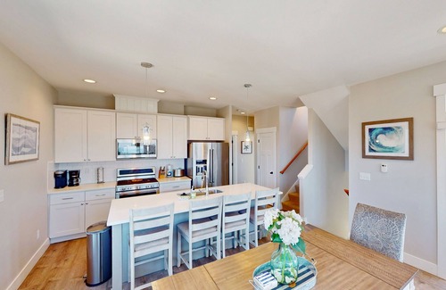 Gleneden Beach Casa | Ocean-view home with private hot tub, fireplaces, balcony - beach & pool access
