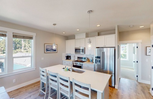 Gleneden Beach Casa | Ocean-view home with private hot tub, fireplaces, balcony - beach & pool access
