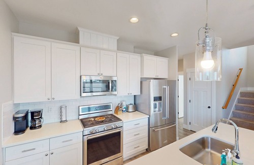Gleneden Beach Casa | Ocean-view home with private hot tub, fireplaces, balcony - beach & pool access
