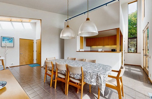 Sea Ranch Casa | Casa de la pradera icónica con bañera de hidromasaje privada, vista al mar azul y piscinas / saunas compartidas.