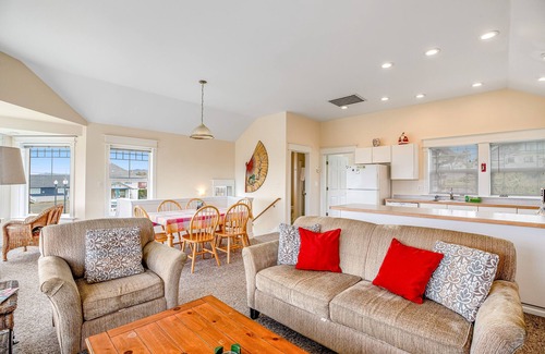 Newport Casa | Ocean view homes with hot tubs, enclosed yard, fireplace - 1 block to the beach
