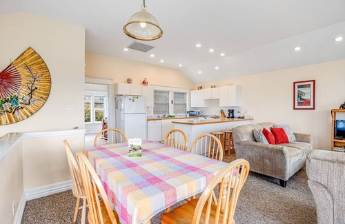 Newport Casa | Ocean view homes with hot tubs, enclosed yard, fireplace - 1 block to the beach