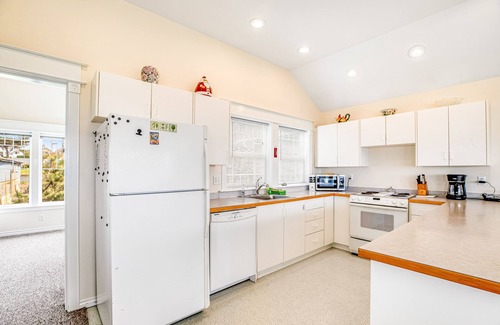 Newport Casa | Ocean view homes with hot tubs, enclosed yard, fireplace - 1 block to the beach