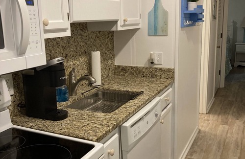 Morehead City Condominio | Ocean View, King Bed, Sleeps 5