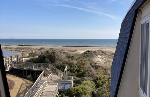 Morehead City Condominio | Ocean View, King Bed, Sleeps 5