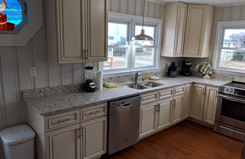 North Myrtle Beach Casa | Vista al mar, casa que admite mascotas con piscina privada! Capacidad para 10 personas.