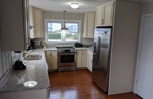 North Myrtle Beach Casa | Vista al mar, casa que admite mascotas con piscina privada! Capacidad para 10 personas.