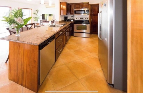 Half Moon Bay Condominio | Suite penthouse con vista al mar con vista a Half Moon Bay en West End ...