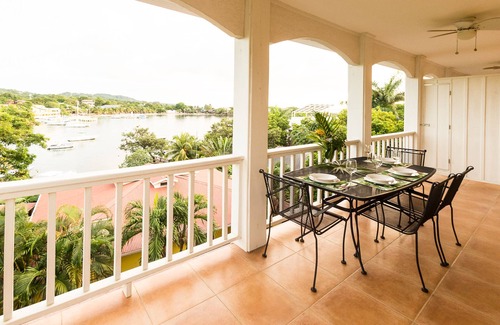 Half Moon Bay Condominio | Suite penthouse con vista al mar con vista a Half Moon Bay en West End ...