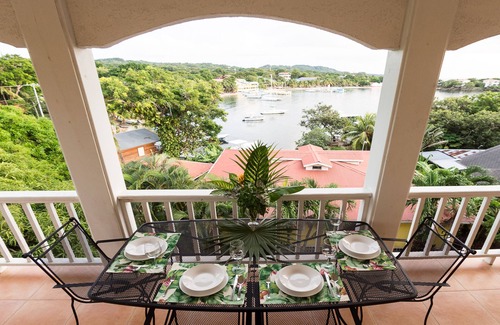 Half Moon Bay Condominio | Suite penthouse con vista al mar con vista a Half Moon Bay en West End ...