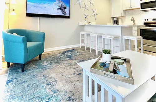 Folly Field Condominio | Ocean View! Remodeled! Just Steps to the Beach, large pool and Bar. Gated resort