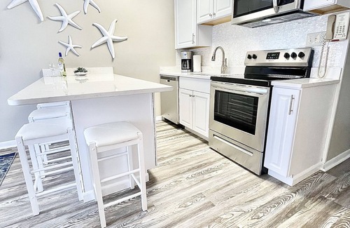 Folly Field Condominio | Ocean View! Remodeled! Just Steps to the Beach, large pool and Bar. Gated resort