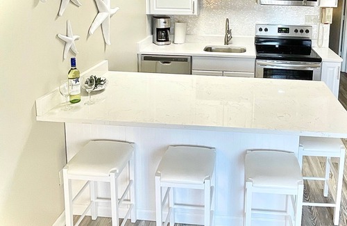 Folly Field Condominio | Ocean View! Remodeled! Just Steps to the Beach, large pool and Bar. Gated resort