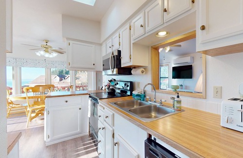 Brookings Cabina | Ocean view retreat with nautical interior, pinball machine, grill, games, & AC