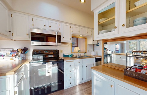 Brookings Cabina | Ocean view retreat with nautical interior, pinball machine, grill, games, & AC
