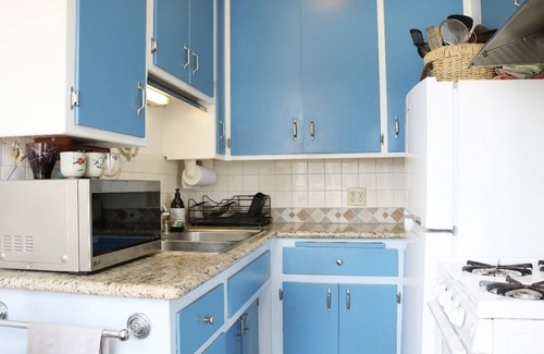 East Village Condominio | Ocean View Retro Studio Walking distance to everything!
