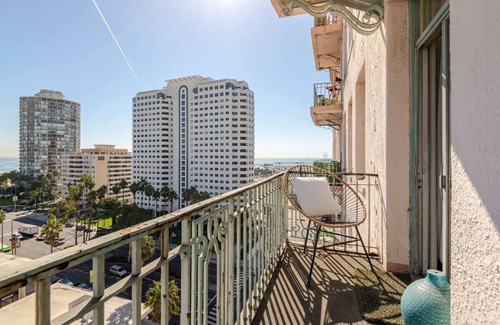 East Village Condominio | Ocean View Retro Studio Walking distance to everything!