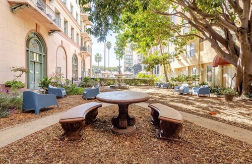 East Village Condominio | Ocean View Retro Studio Walking distance to everything!