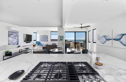 The Strand Casa | Ocean View | Steps to DT Manhattan Beach|King Beds