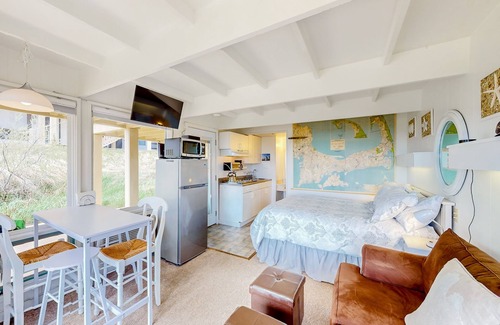 North Truro Apartamento | Ocean-view studio near golf with patio, beach gear, kitchenette, & partial AC
