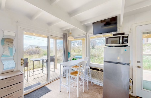 North Truro Apartamento | Ocean-view studio near golf with patio, beach gear, kitchenette, & partial AC