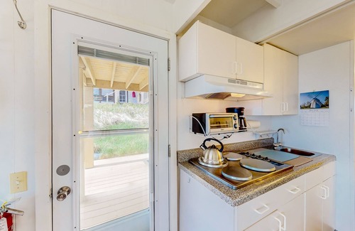 North Truro Apartamento | Ocean-view studio near golf with patio, beach gear, kitchenette, & partial AC