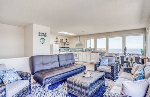 Newport Casa | Ocean-View, Upper-Level Guest House Near Nye Beach with a Hot Tub