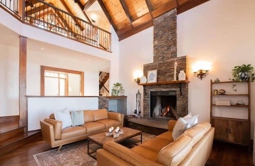 Feltzen South Casa | Ocean View Villa with Hot Tub and Movie Theatre