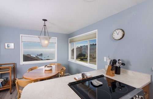 Trinidad Apartamento | 🌊Ocean View Village Condo with Outdoor Sauna, Trails to Fun Beaches & Covered Deck🩴