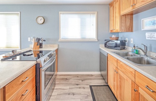 Trinidad Apartamento | 🌊Ocean View Village Condo with Outdoor Sauna, Trails to Fun Beaches & Covered Deck🩴