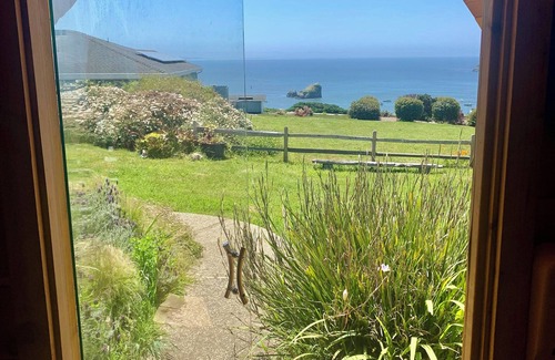 Trinidad Apartamento | 🌊Ocean View Village Condo with Outdoor Sauna, Trails to Fun Beaches & Covered Deck🩴
