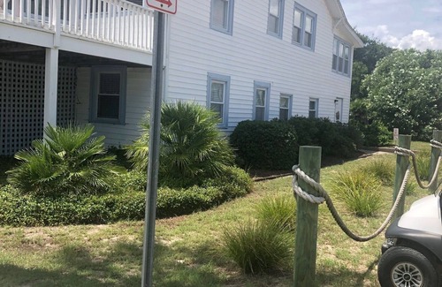 Isle of Palms Casa | ¡Pasos de acceso a la playa desde la terraza y vistas al mar desde toda la casa!
