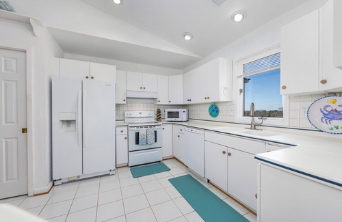 South Nags Head Cabaña | OCEAN VIEWS-DOG FRIENDLY- PRIVATE POOL - HOT TUB - 2 MINUTE WALK TO BEACH