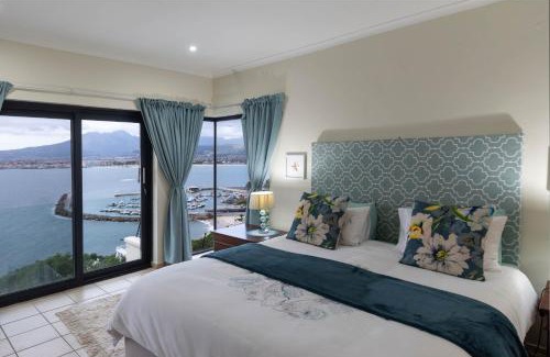Mountainside Apartamento | 'Ocean Views', Modern, Spacious Home, 3 En-suite Bedrooms