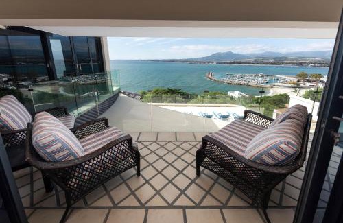 Mountainside Apartamento | 'Ocean Views', Modern, Spacious Home, 3 En-suite Bedrooms