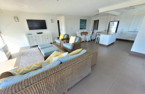 Surfers Paradise Apartamento | Vistas al mar, Wi-Fi, estacionamiento, frente a la playa patrullada y al parque U11