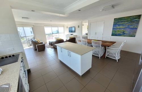 Surfers Paradise Apartamento | Vistas al mar, Wi-Fi, estacionamiento, frente a la playa patrullada y al parque U11