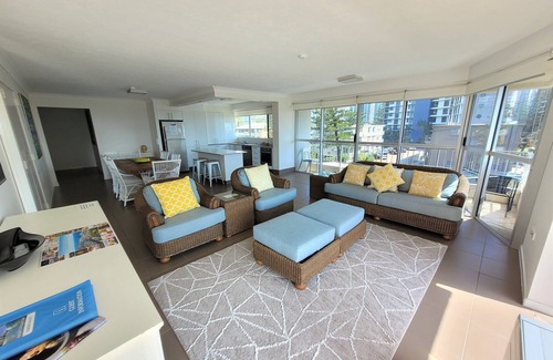Surfers Paradise Apartamento | Vistas al mar, Wi-Fi, estacionamiento, frente a la playa patrullada y al parque U11