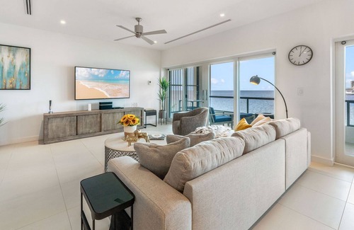 George Town Condominio | Oceana 302 is the epitome of luxury on the amazing shoreline of George Town!