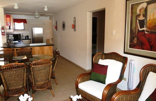 St. Lawrence Gap Apartamento | Oceana Beach Condo - dúplex de 3 camas en la orilla del mar.