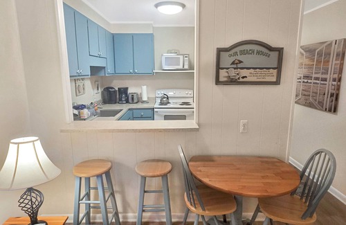 Caine Woods Condominio | OCEANBLOCK North Ocean City condo just steps from the Ocean - Orleans Court 327