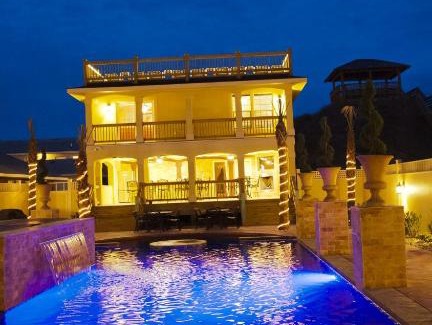 Kill Devil Hills Casa | OCEANFRONT, 18 BRs, ELEV, Theater, Rec Room, Poolside Bar, Luxury, EP204, Grande Ritz Carolina