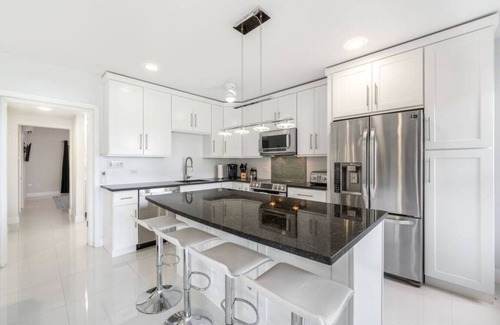 Seven Mile Beach Apartamento | Oceanfront 1st Floor w Views | 7mb | 3 Beds | Pool