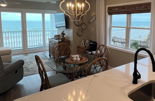 Surfside Beach Condominio | OCEANFRONT 2 BD, 2.5 BTH in SURFSIDE!