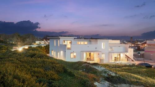 Oceano Casa | Oceanfront 2BR Rooftop Deck Beach Access Strand Way B