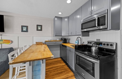 Charleston County Condominio | Oceanfront 2nd Floor Condo!! Community Pool & Fishing Pier! In the Heart of IOP!