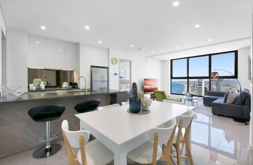 Surfers Paradise Apartamento | Oceanfront 3-Bed with Stunning Views, Pool & Sauna