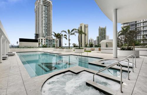 Surfers Paradise Apartamento | Oceanfront 3-Bed with Stunning Views, Pool & Sauna
