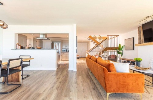Sand Section Casa | Oceanfront 4 Bdrm on The Strand, Manhattan Beach