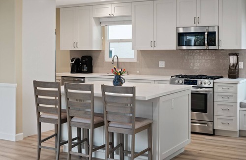 Beach Barber Tract Casa | Oceanfront at Windansea Beach- AC, Private Oceanfront Deck, Parking!